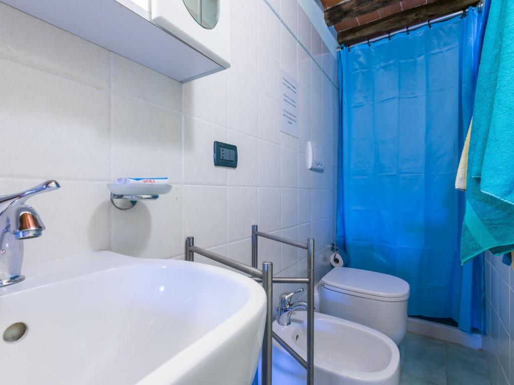 A bathroom at Holiday Home Poggetto Pellegrini by Interhome