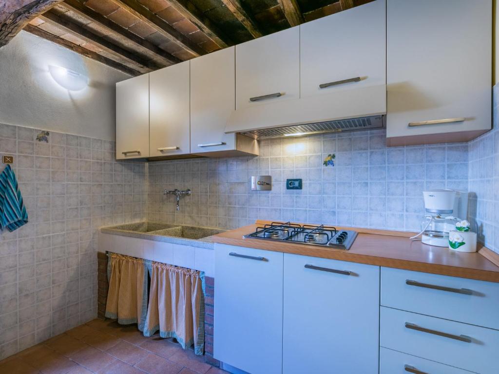 A kitchen or kitchenette at Holiday Home Poggetto Pellegrini by Interhome