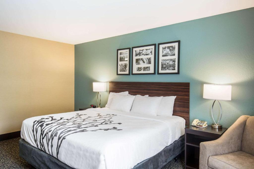 Una cama o camas en una habitación de Sleep Inn & Suites