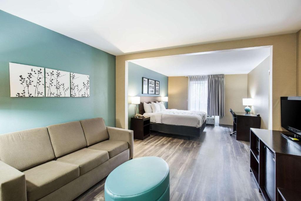 Una cama o camas en una habitación de Sleep Inn & Suites