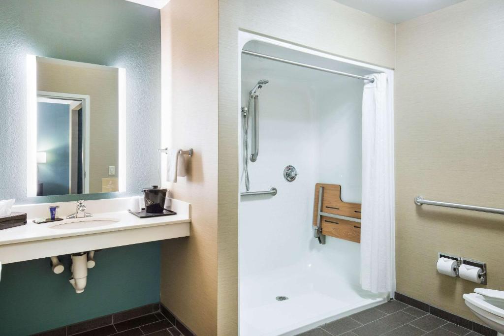Un baño de Sleep Inn & Suites