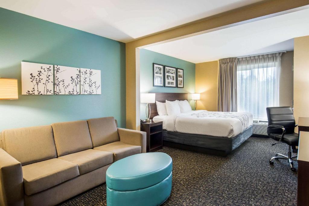 Una cama o camas en una habitación de Sleep Inn & Suites