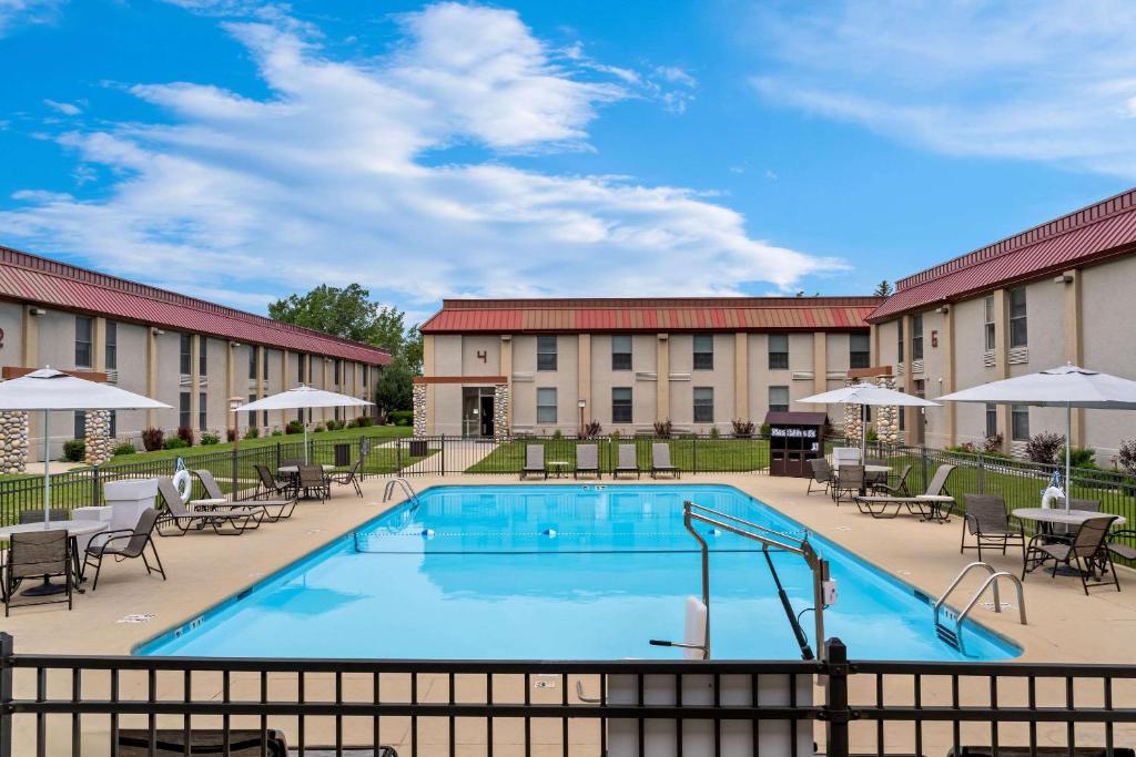 Bazén v ubytování Comfort Inn at Buffalo Bill Village Resort nebo v jeho okolí