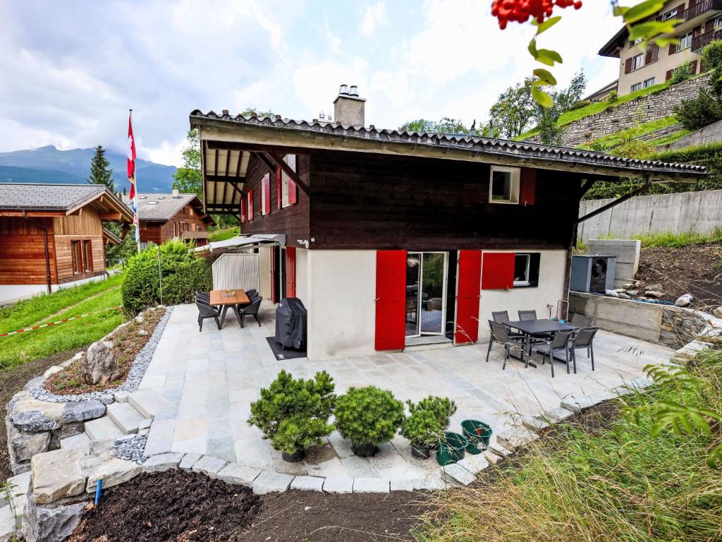 une maison avec une terrasse en face de celle-ci dans l'établissement Apartment Chalet Butz by Interhome, à Grindelwald