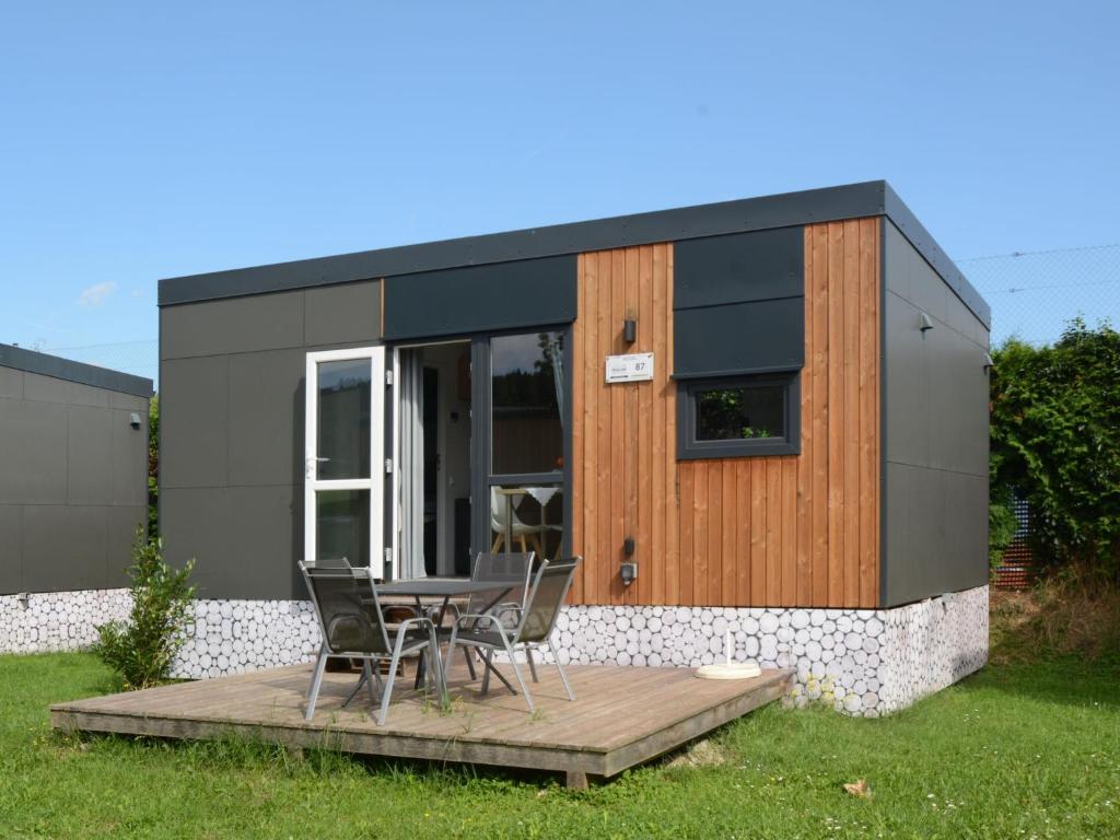 バイルングリースにあるHoliday Home Tiny Haus Beilngries by Interhomeの小さな家(テーブル、椅子付)