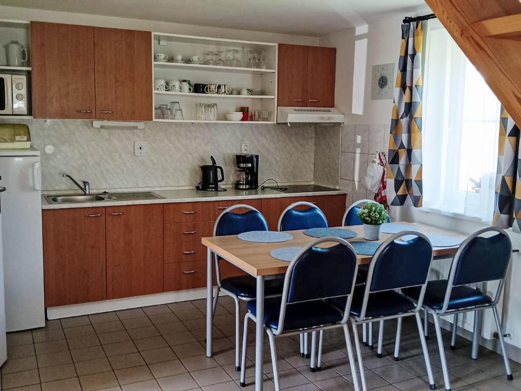 Kuchnia lub aneks kuchenny w obiekcie Holiday Home Holiday Hill 44 by Interhome