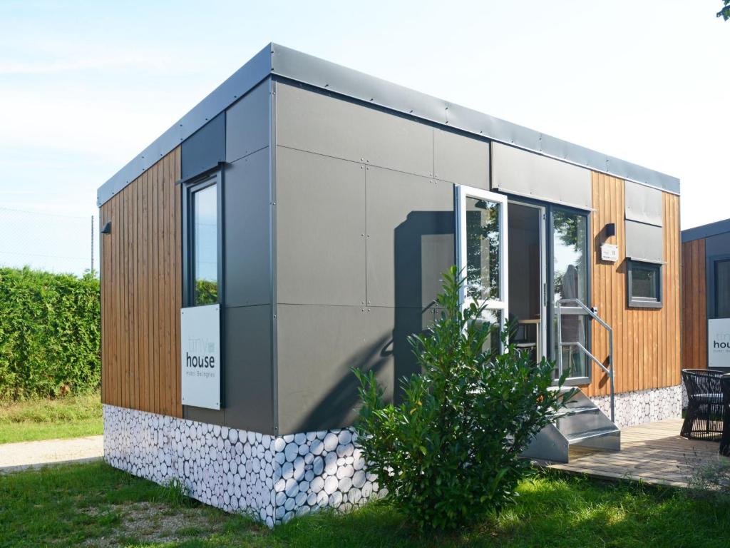 una pequeña casa con una fachada en blanco y negro en Holiday Home Tiny Haus Altmühlpanorama by Interhome, en Beilngries