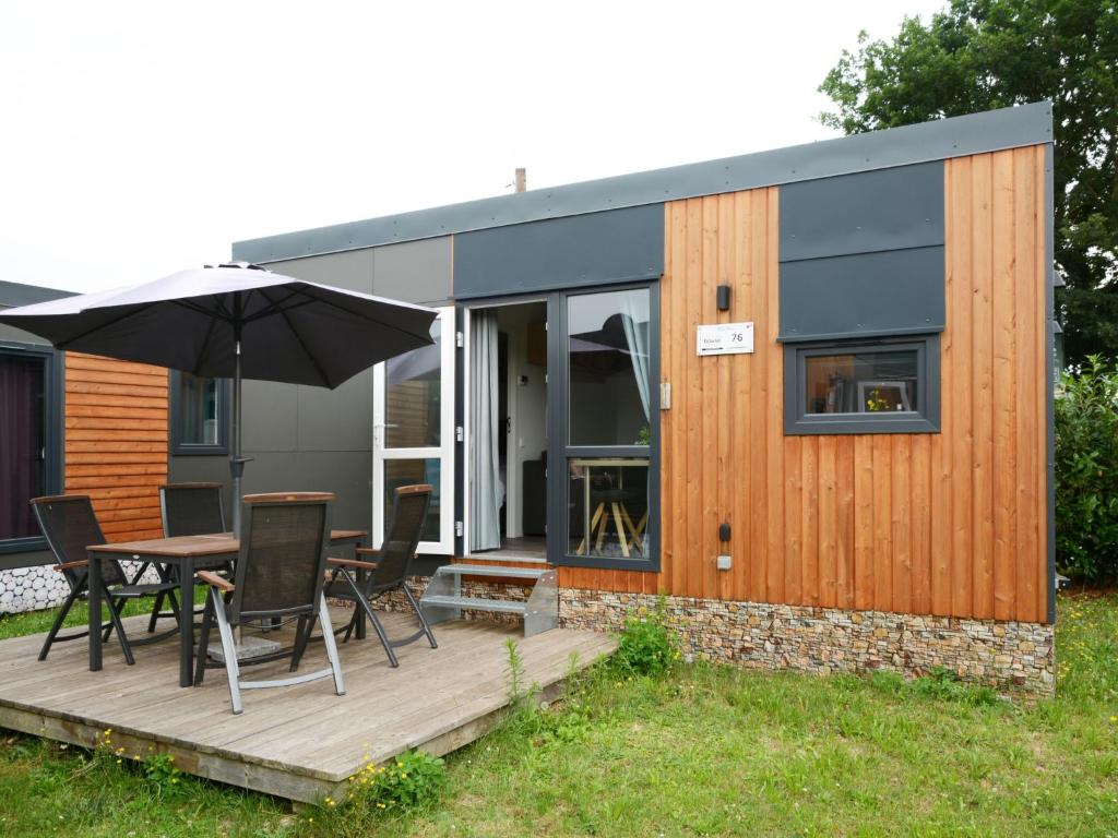 una casetta minuscola con un ponte e un ombrello di Holiday Home Tiny Haus Central by Interhome a Beilngries