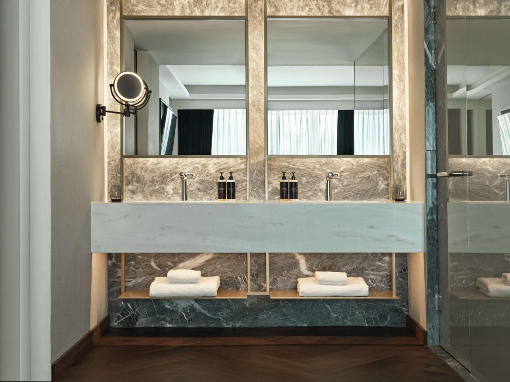 Ένα μπάνιο στο Grand Hyatt Athens