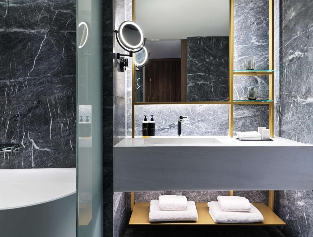 Ένα μπάνιο στο Grand Hyatt Athens