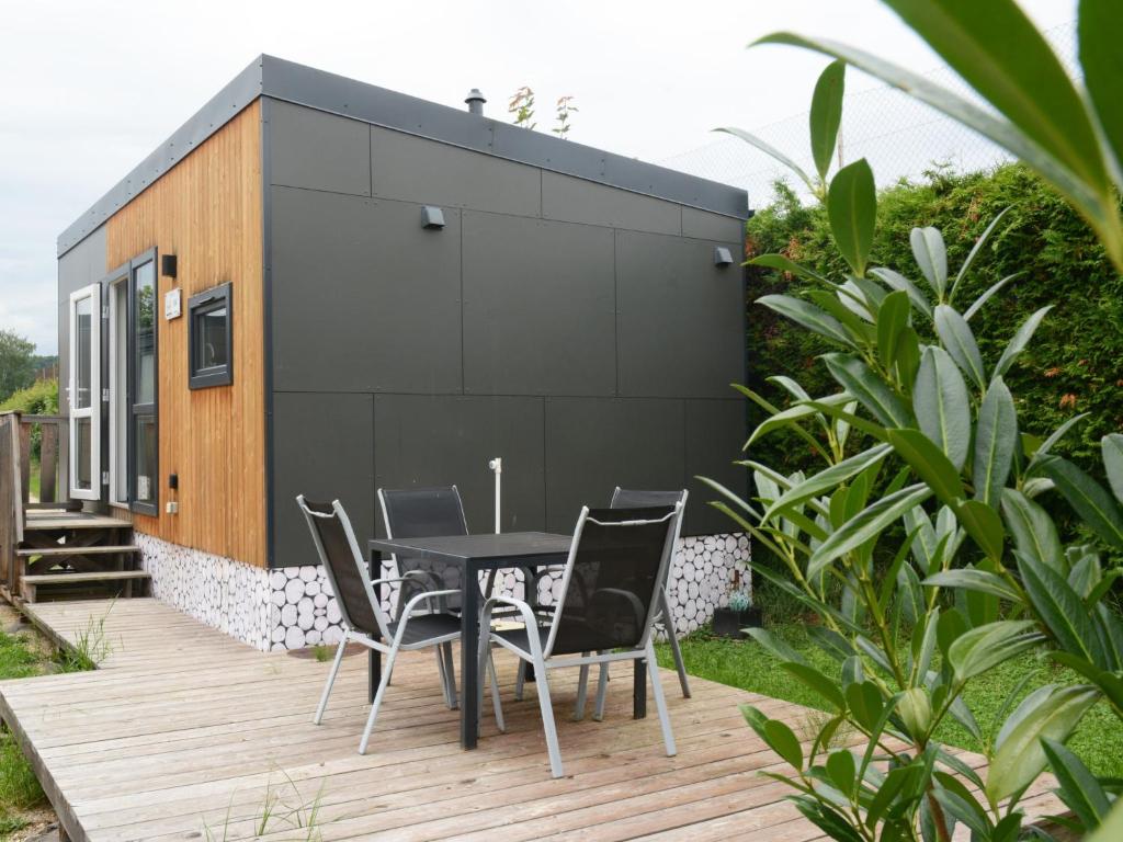 una casa pequeña con una mesa y sillas en una terraza en Holiday Home Tiny Haus Martina by Interhome, en Beilngries