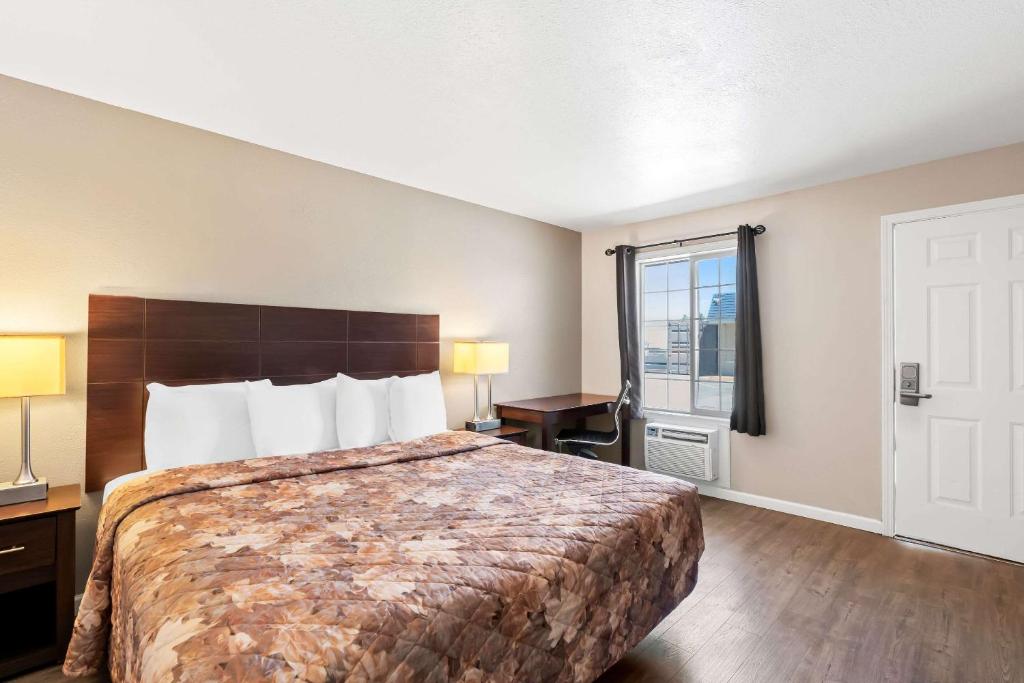 Postel nebo postele na pokoji v ubytování Rodeway Inn Hermiston - Umatilla