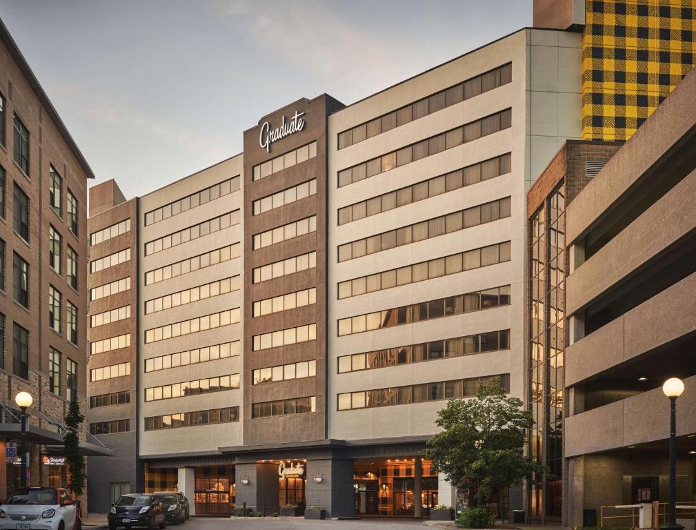 4 stars hotel in Iowa City