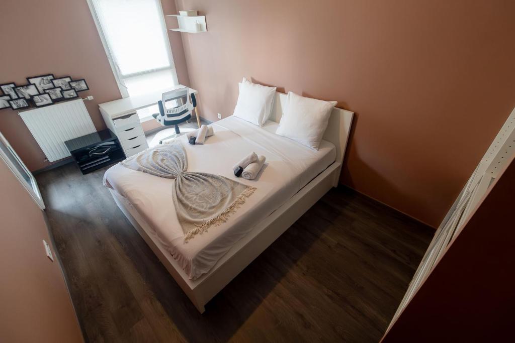 une chambre avec un lit avec des chaussures dessus dans l'établissement Appartement cosy et lumineux 2 pieces 10 mn de gare de Lyon, à Alfortville