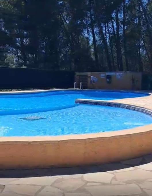 une grande piscine avec de l'eau bleue dans l'établissement Studio cosy à Sanary, à Sanary-sur-Mer