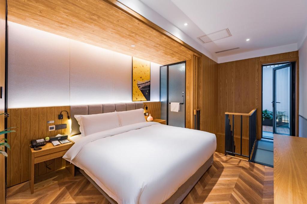 Postel nebo postele na pokoji v ubytování Qiu Guo Hotel Xidan Financial Street Beijing