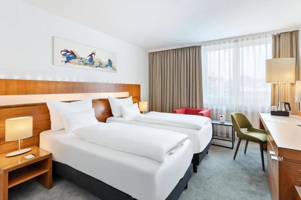 Una cama o camas en una habitación de Austria Trend Hotel Europa Graz Hauptbahnhof