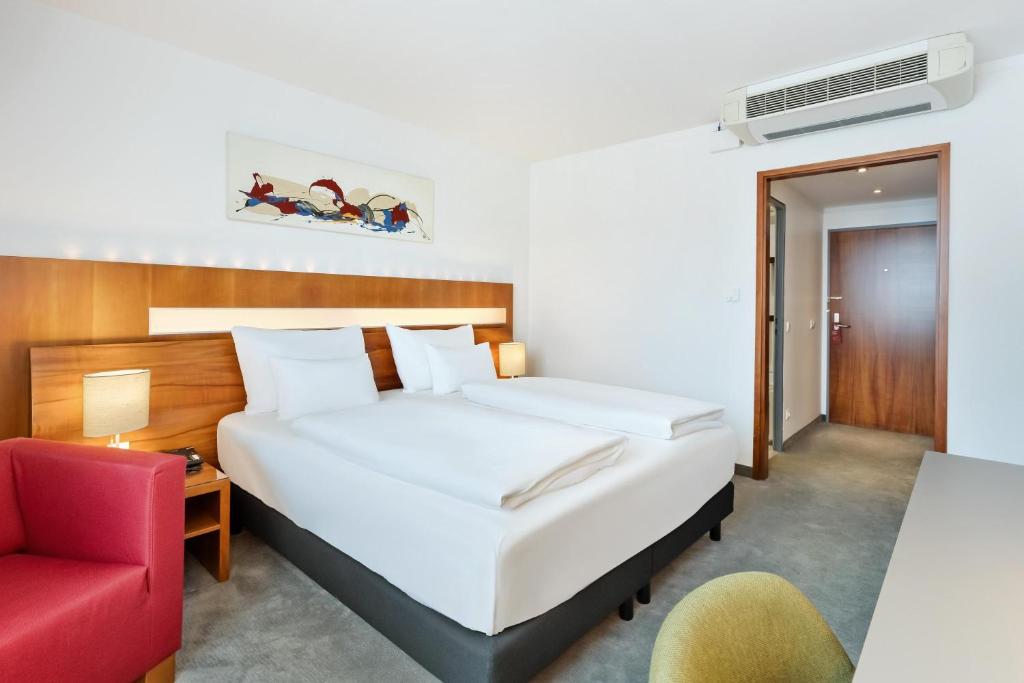 Una cama o camas en una habitación de Austria Trend Hotel Europa Graz Hauptbahnhof