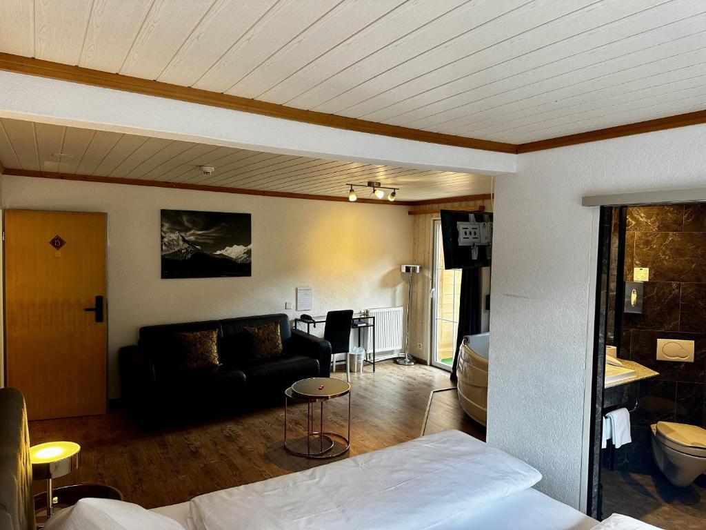 Postel nebo postele na pokoji v ubytování Chalet Hotel Adler AG