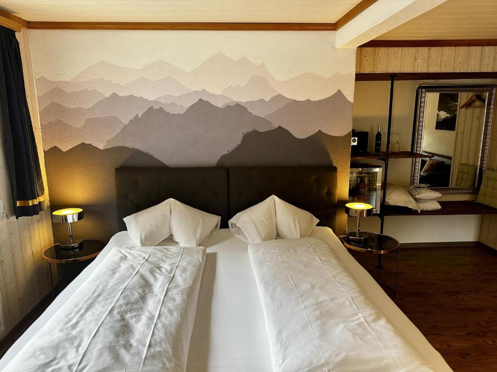 Postel nebo postele na pokoji v ubytování Chalet Hotel Adler AG