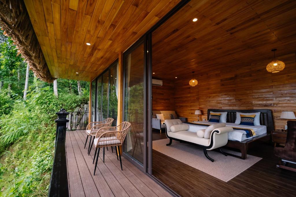 Ban công/sân hiên tại Lotus Premium Lodge - Lotus Group Tours
