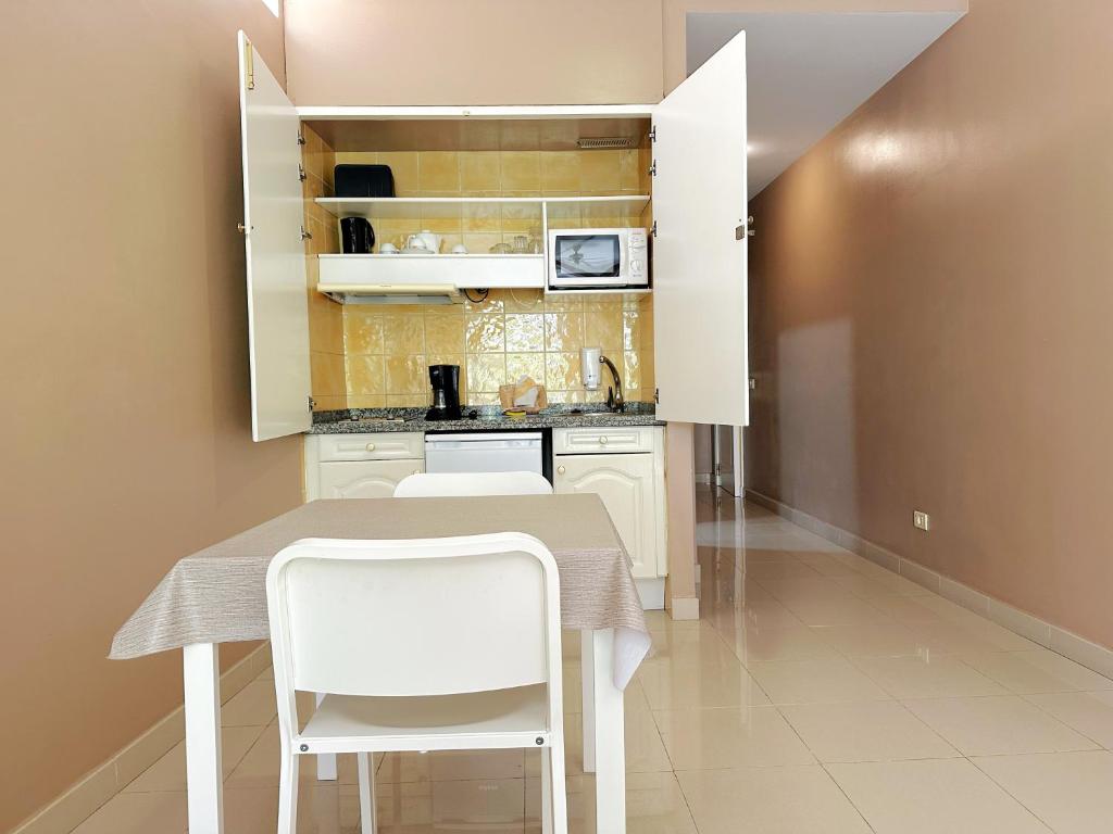 Kuchyň nebo kuchyňský kout v ubytování Hotel RF Astoria - Adults Only