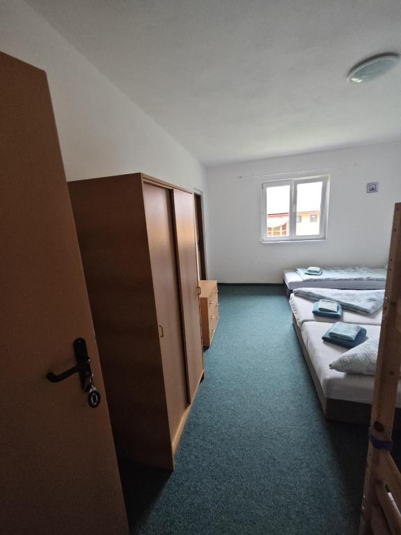 Postel nebo postele na pokoji v ubytování Bouda Jestřábí