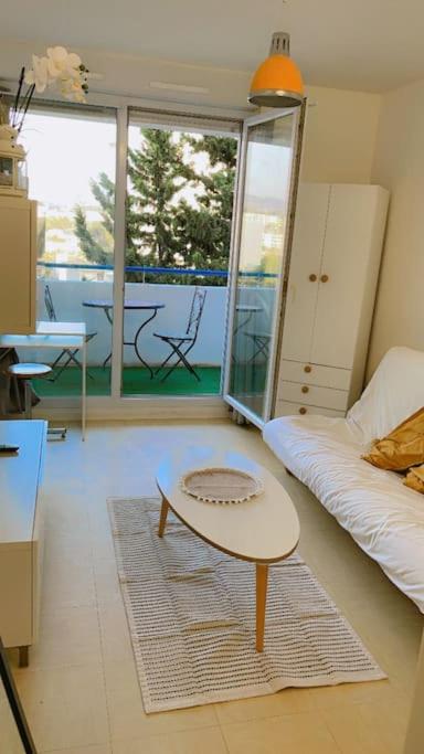 Cette chambre comprend un lit et une table basse. dans l'établissement Joli studio à Marseille 14-ème, à Marseille