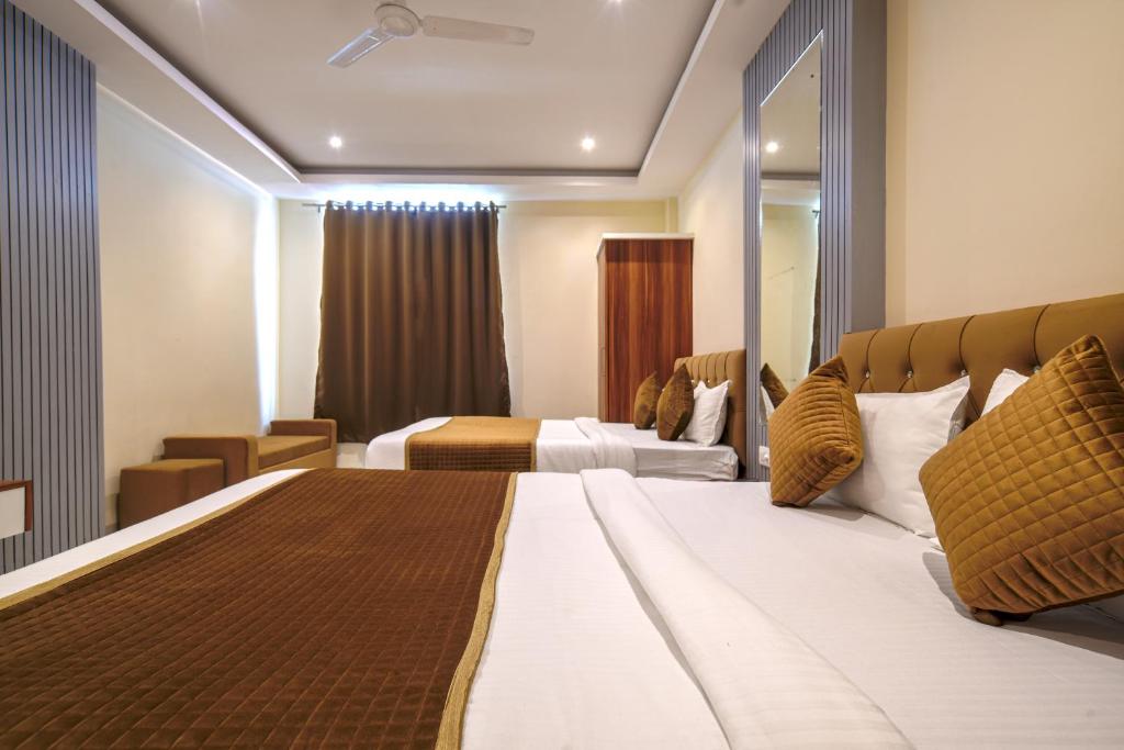 Postel nebo postele na pokoji v ubytování Radhe Krishna Resort