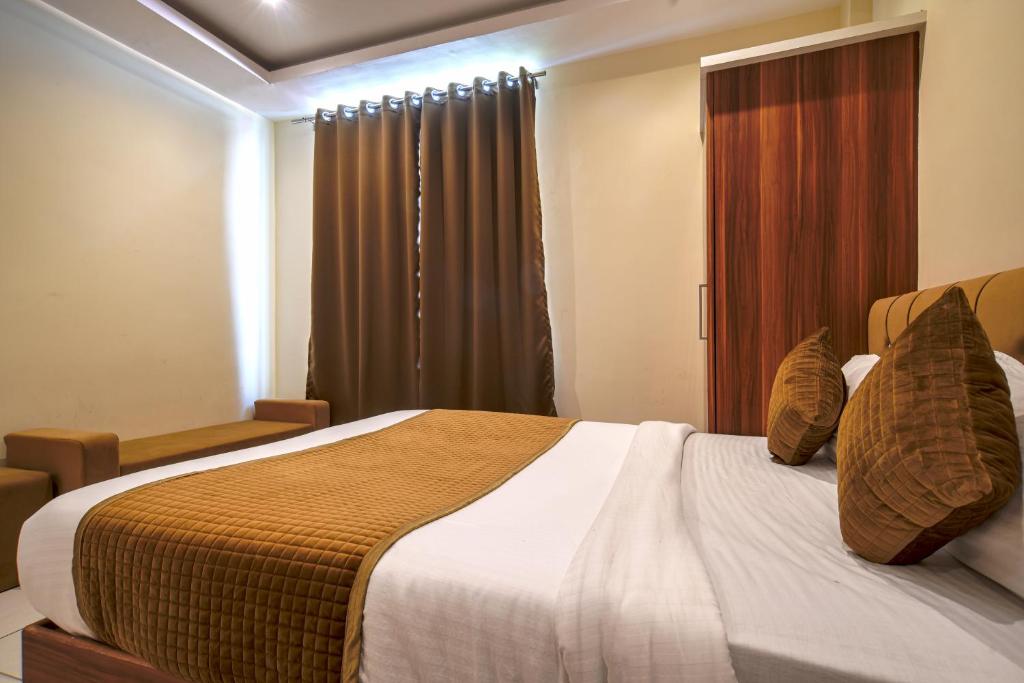 Postel nebo postele na pokoji v ubytování Radhe Krishna Resort