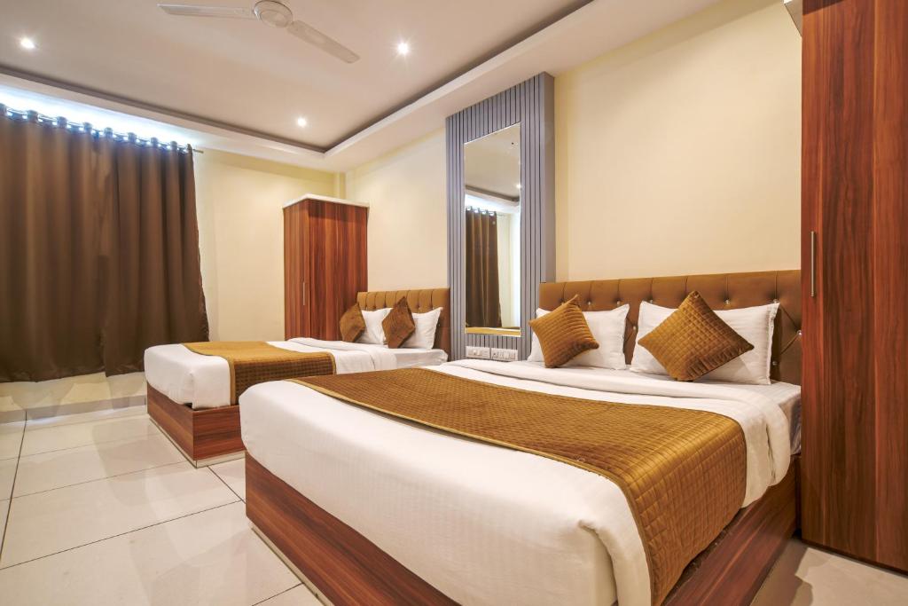 Postel nebo postele na pokoji v ubytování Radhe Krishna Resort