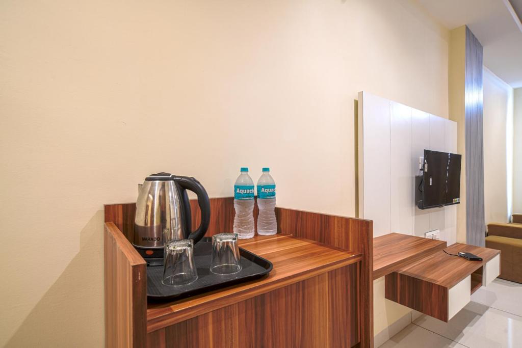 Příslušenství pro přípravu čaje a kávy v ubytování Radhe Krishna Resort