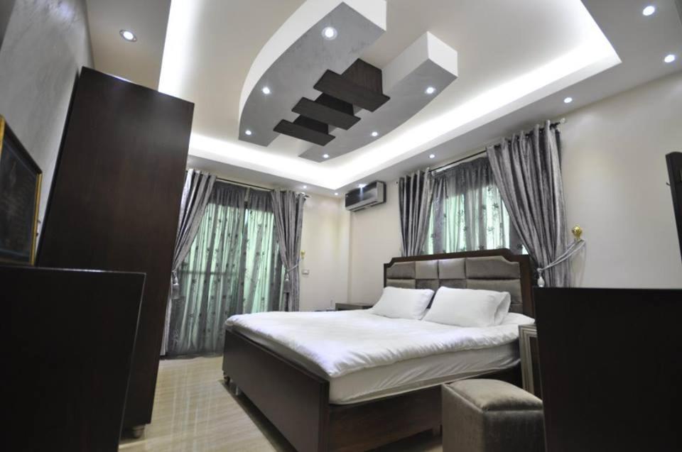 una camera da letto con un letto in una stanza con finestre di Rawan Residence Tyros 