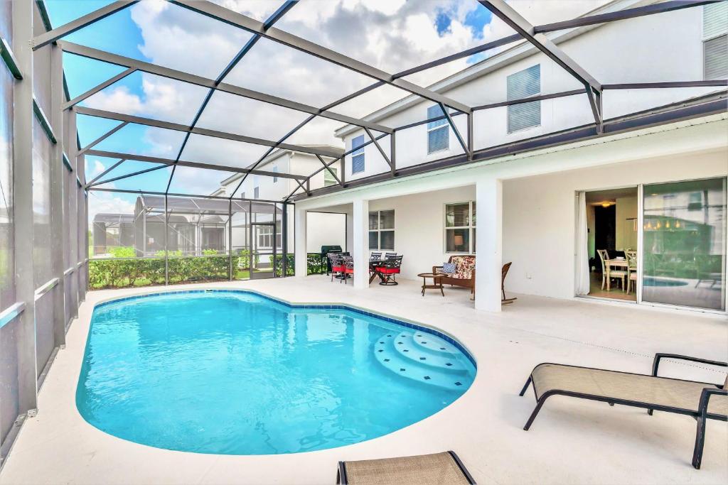 ein Hallenbad in einem Haus mit Glasdach in der Unterkunft Upstay Luxury Resort Mansion w Pool Near Disney in Kissimmee