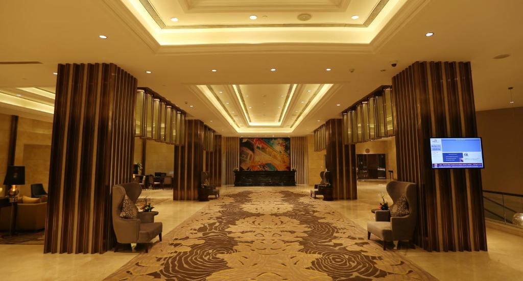 TV a/nebo společenská místnost v ubytování Pride Plaza Hotel, Aerocity New Delhi