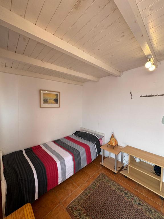 a bedroom with a bed and a table in it at Casa de Hollanda in Sidi Ifni