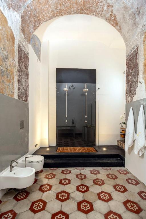 Koupelna v ubytování Capri Kronos Design Suites - 2 king beds, with gym, SPA & jacuzzi