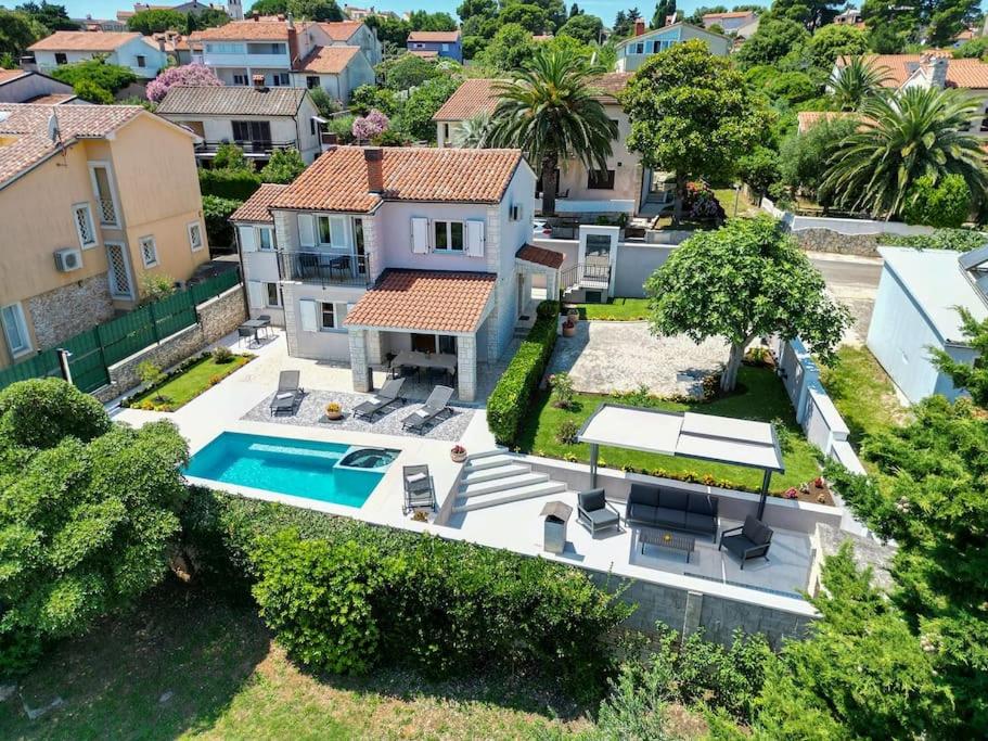 Bazén v ubytování House Breeze - Premantura, 4 bedroom house with pool, jacuzzi, sauna and gaming room nebo v jeho okolí