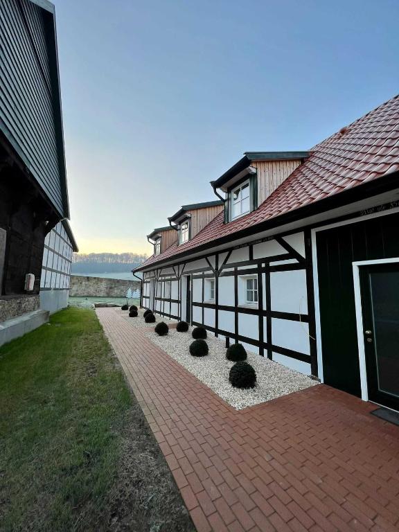テクレンブルクにあるDRIEHOF Lifestyle Comfort Apartment 3の横並木の建物
