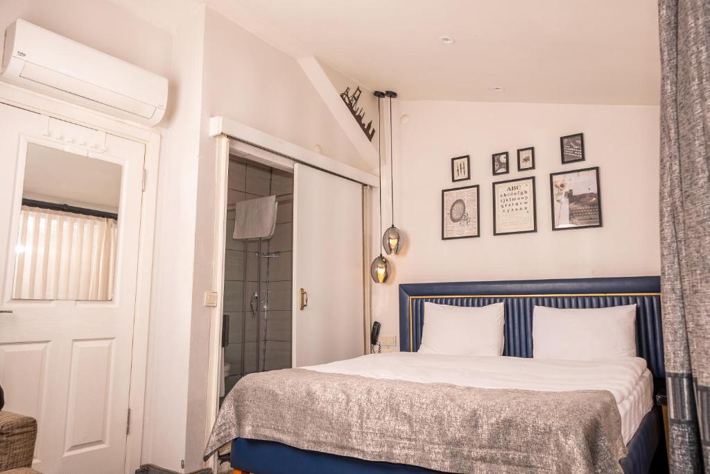 En eller flere senge i et værelse på Corner Hot