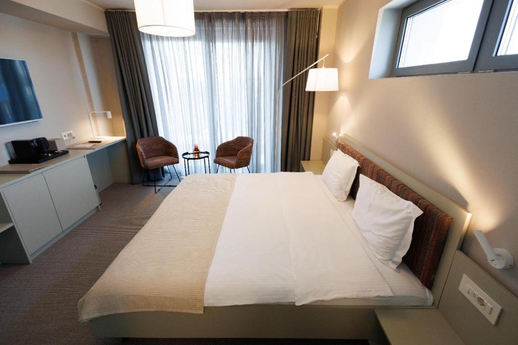 Postel nebo postele na pokoji v ubytování Millennium Hub & Hotel
