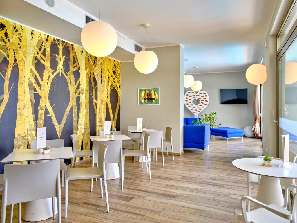 TV a/nebo společenská místnost v ubytování Hotel Eden Garda
