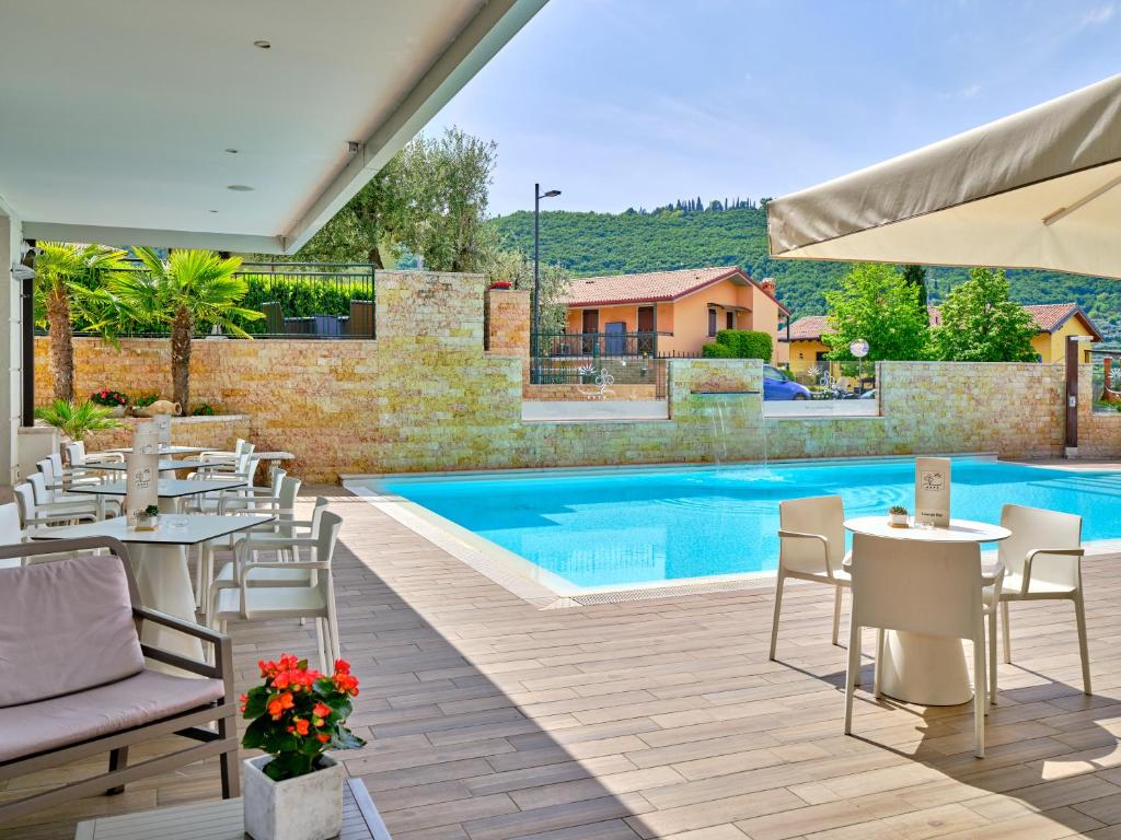 Bazén v ubytování Hotel Eden Garda nebo v jeho okolí