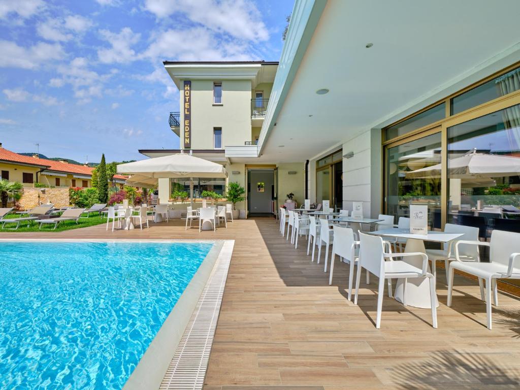 Bazén v ubytování Hotel Eden Garda nebo v jeho okolí