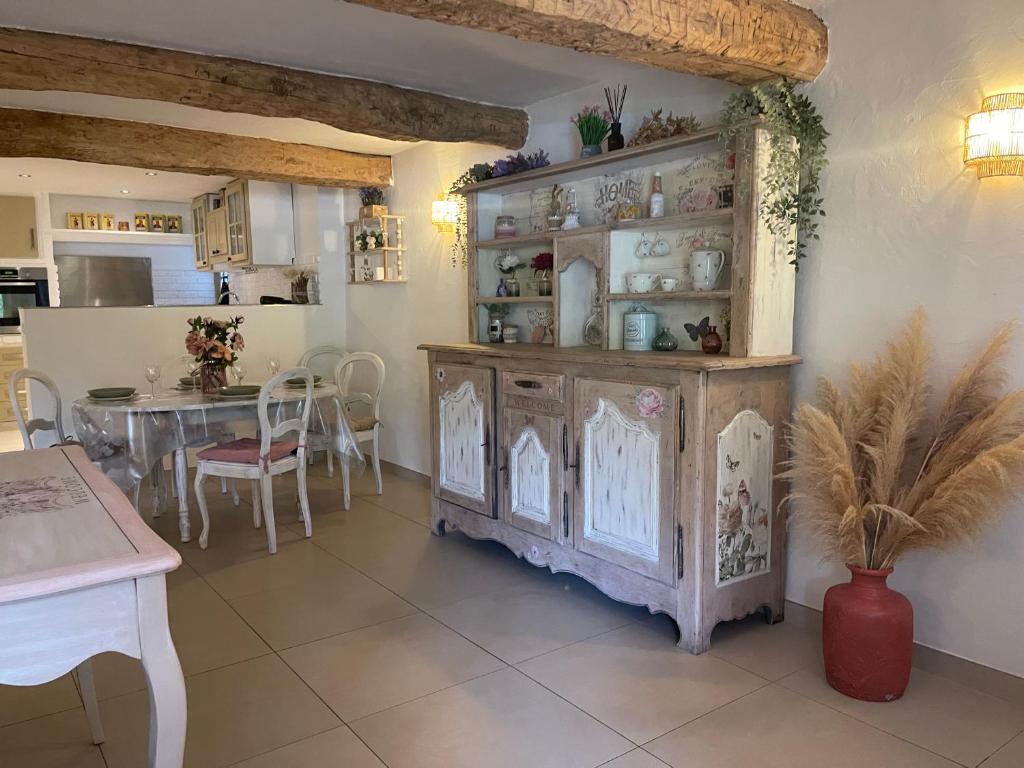 een keuken en eetkamer met een tafel en een kast bij maison Sainte Maxime VAR in Le Plan