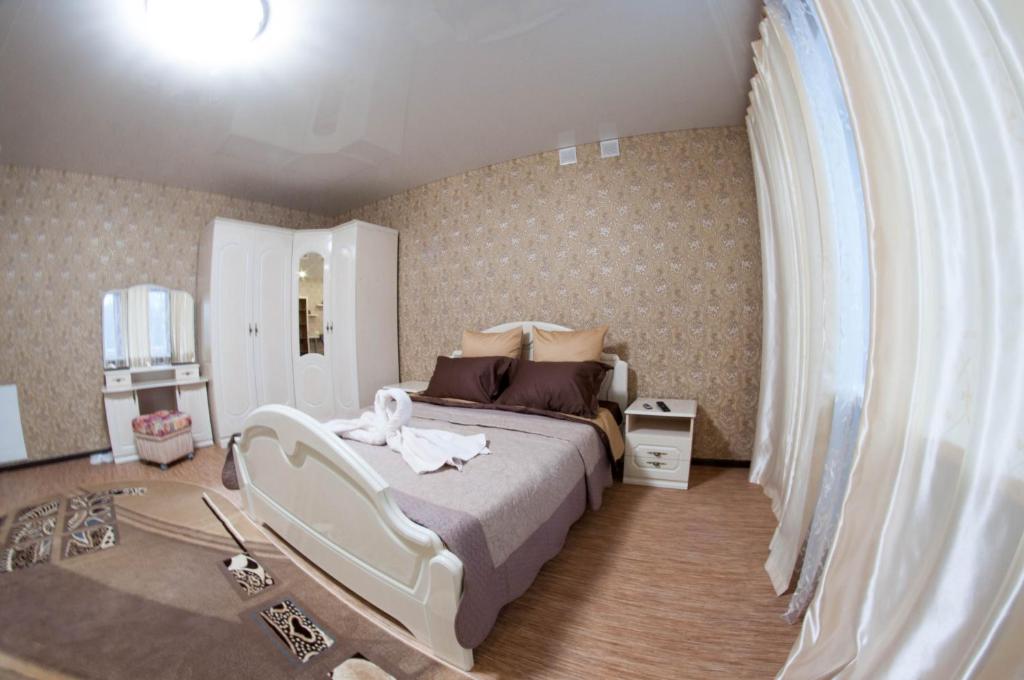 チェレポヴェツにあるGuest House na Lubetskoyのベッドルーム1室(大型ベッド1台付)