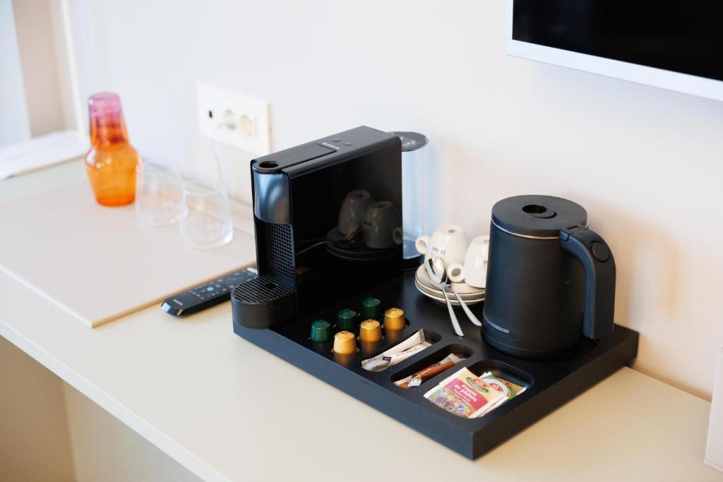 Příslušenství pro přípravu čaje a kávy v ubytování Millennium Hub & Hotel