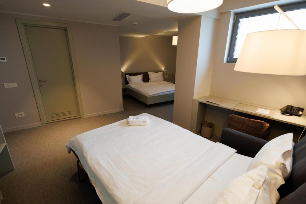 Postel nebo postele na pokoji v ubytování Millennium Hub & Hotel