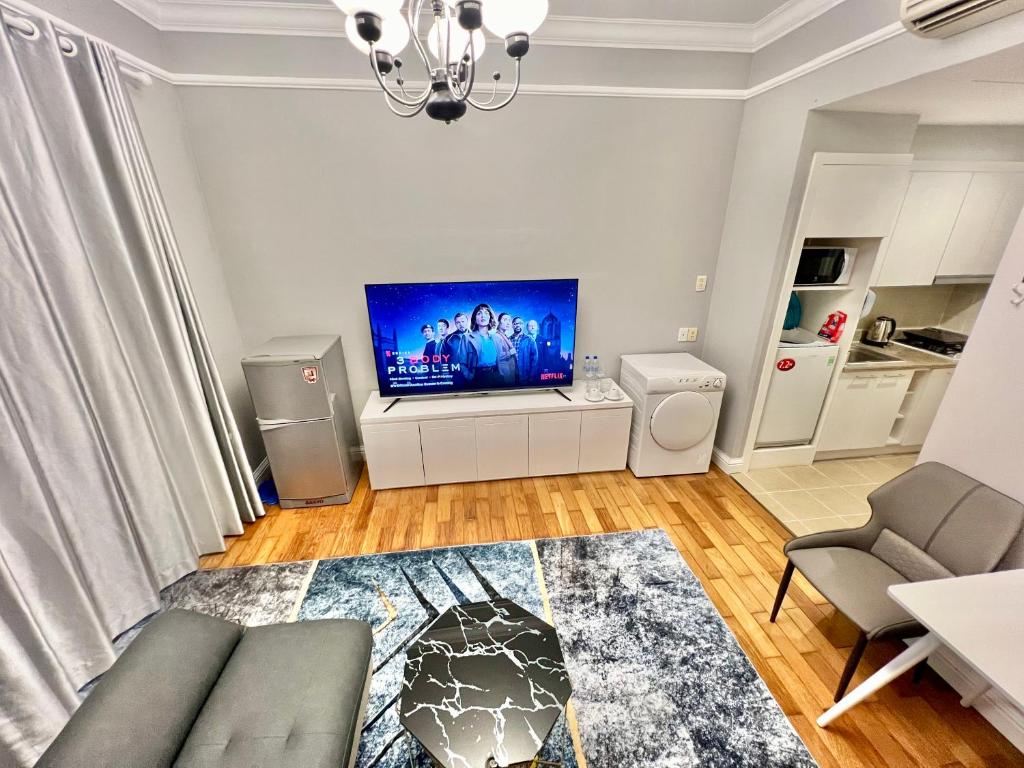 TV a/nebo společenská místnost v ubytování Diny ApartHotel - Rooftop Pool - The Manor 2