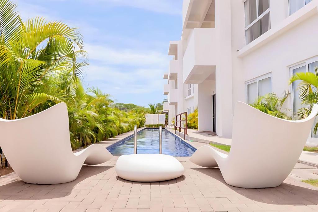 Bazén v ubytování Modern 2BR Condo - minutes from Jaco Beach - PRIME location nebo v jeho okolí
